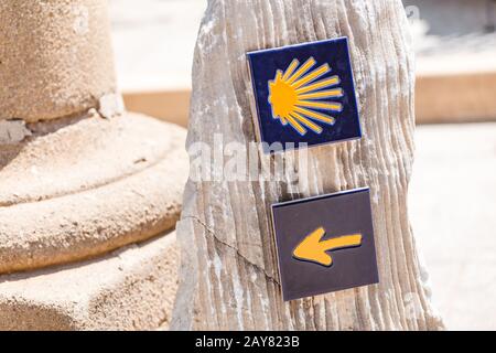 Camino de Santiago Compostela zeigt Muscheln und Spuren, eine der beliebtesten Pilgerrouten der Welt Stockfoto