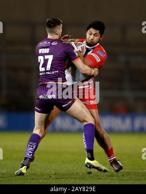 Das Pauli der Salford Red Devils wird von Sam Wood von Huddersfield Giants während des Spiels der Betfred Super League im AJ Bell Stadium, Salford, in Angriff genommen. Stockfoto