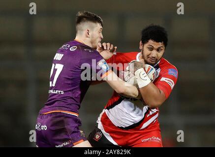 Das Pauli der Salford Red Devils wird von Sam Wood von Huddersfield Giants während des Spiels der Betfred Super League im AJ Bell Stadium, Salford, in Angriff genommen. Stockfoto