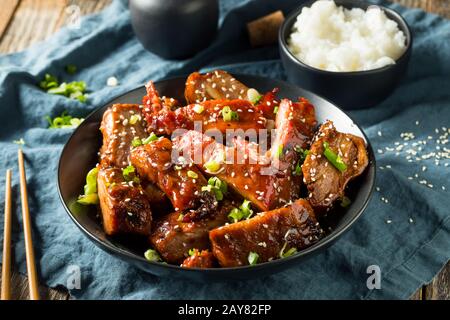 Hausgemachte chinesische Grillspezialitäten Mit Reis Stockfoto