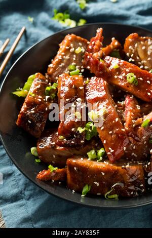 Hausgemachte chinesische Grillspezialitäten Mit Reis Stockfoto