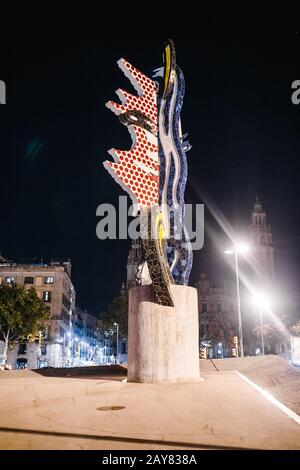 10. JULI 2018, BARCELONA, SPANIEN: Gesicht der Barcelona Head Sculpture in der Nacht Stockfoto