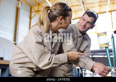 Zwei Mechaniker diskutieren die Liste der Arbeiten Stockfoto