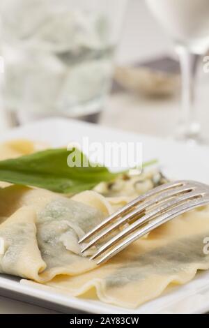 Frische Bärlauch Pasta mit Gabel Stockfoto