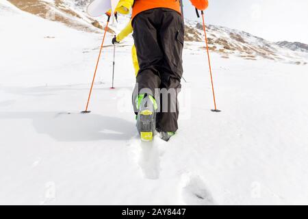 Nahaufnahme der Beine einer Gruppe, die bergauf geht Stockfoto