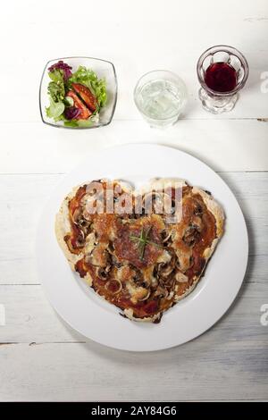 Pizza in Form eines Herzens Stockfoto