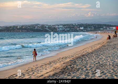 Brisas de Zicatela, Oaxaca, Mexiko - Der Strand des Pazifischen Ozeans mit Blick auf Puerto Escondido. Stockfoto