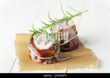 Gegrilltes Schweinefleisch in Schinken verpackt Stockfoto