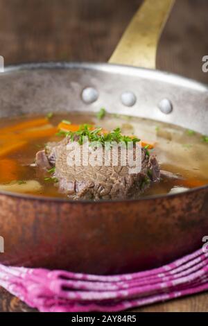 Gekochtes Rinderfilet in einem Vorratsbehälter Stockfoto