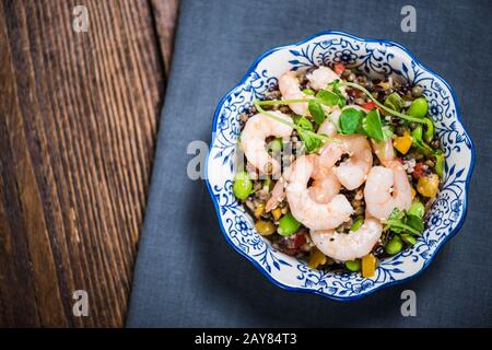 Vollkornsalat mit Sezam und Garnelen Stockfoto