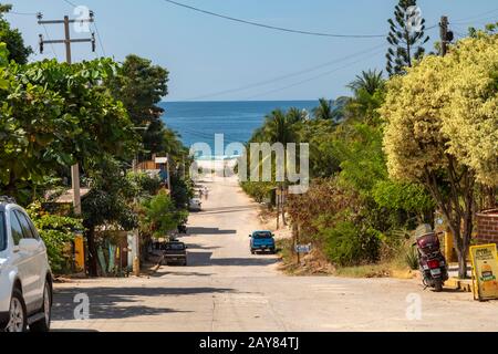 Brisas de Zicatela, Oaxaca, Mexiko - EINE Straße, die zum Strand des Pazifischen Ozeans führt. Stockfoto