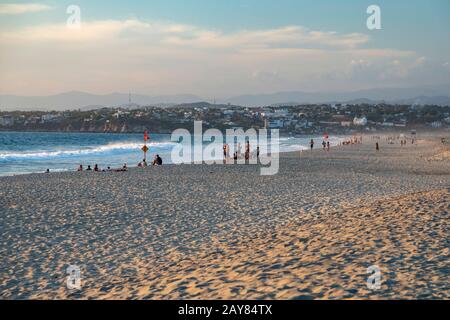 Brisas de Zicatela, Oaxaca, Mexiko - Der Strand des Pazifischen Ozeans mit Blick auf Puerto Escondido. Die roten Flaggen warnen vor gefährlichen Schwimmbedingungen. Stockfoto