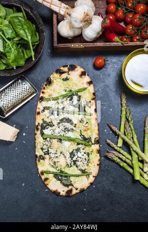 Spargel- und Hühnergrüne Pizza Stockfoto