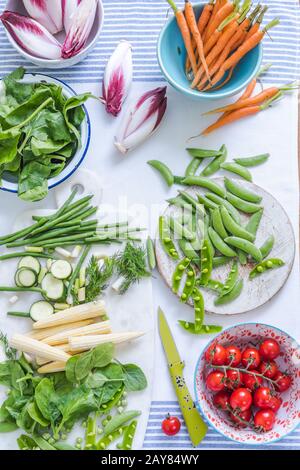 Lebendiges Gemüse auf dem Tisch mit Blick über die Decke Stockfoto