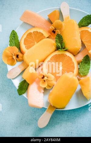 Hausgemachte Sommer behandeln orange Eis am Stiel Stockfoto