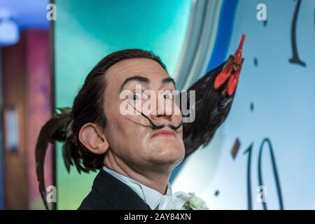 AMSTERDAM, NIEDERLANDE - 25. APRIL 2017: Salvador Dali Wachsstatue im Museum Madame Tussauds am 25. April 2017 in Amsterdam Nethe Stockfoto