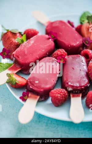 Selbstgemachte erfrischende Berry popsicle Stockfoto