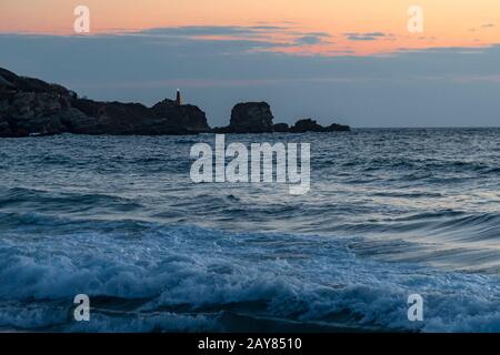 Brisas de Zicatela, Oaxaca, Mexiko - EIN kleiner Leuchtturm auf Felsen am Strand des Pazifischen Ozeans. Stockfoto