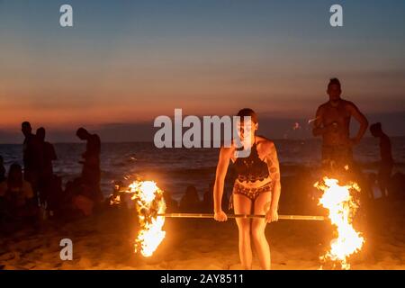 Brisas de Zicatela, Oaxaca, Mexiko - EIN Feuerwischler am Strand des Pazifischen Ozeans in der Nähe von Puerto Escondido. Stockfoto