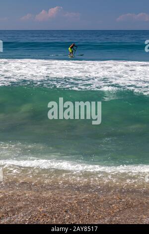 Brisas de Zicatela, Oaxaca, Mexiko - EIN Mann paddelt ein Surfbrett auf dem Pazifischen Ozean. Stockfoto