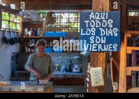 Brisas de Zicatela, Oaxaca, Mexiko - EIN Schild in der Gemeinschaftsküche im Casa Kei, einem Airbnb in der Nähe des Pazifikstrands. Auf Englisch heißt es im Schild: "H Stockfoto