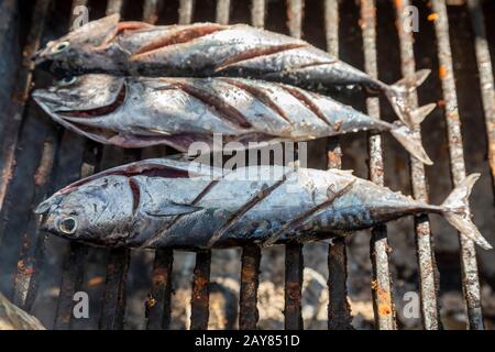 Brisas de Zicatela, Oaxaca, Mexiko - Frischer Fisch aus dem Pazifischen Ozean auf einem Grill in einem Restaurant in der Nachbarschaft. Stockfoto