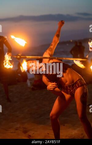 Brisas de Zicatela, Oaxaca, Mexiko - EIN Feuerwischler am Strand des Pazifischen Ozeans in der Nähe von Puerto Escondido. Stockfoto