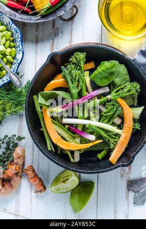 Rühren Sie Frittiergemüse von oben Stockfoto