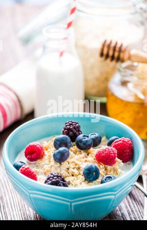 Haferbrei wirke Sommerbeere Obst. Stockfoto