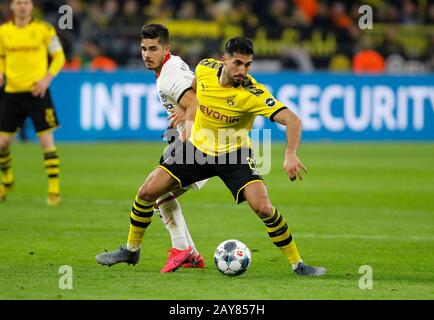 Dortmund, Signal-Iduna-Park, 14. Februar 2020: Emre Can von Borussia Dortmund kämpft beim ersten Bundesligaspiel Borussia Dortmund gegen Eintracht Frankfurt in der Saison 2019/2020 um den Ball gegen Andre Silva von Eintracht Frankfurt. DFL-Vorschriften verbieten die Verwendung von Fotos als Bildsequenzen und/oder Quasi-Video. Credit: Mika Volkmann/Alamy Live News Stockfoto