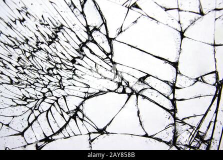 Risse und Linien auf zerbrochenem Glas durch Aufprall. Stockfoto