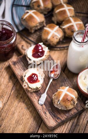 Cremiger Tee, heißer Kreuzbun Stockfoto