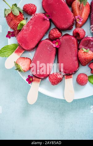 beere Popsicle von oben mit essbaren Blumen Stockfoto