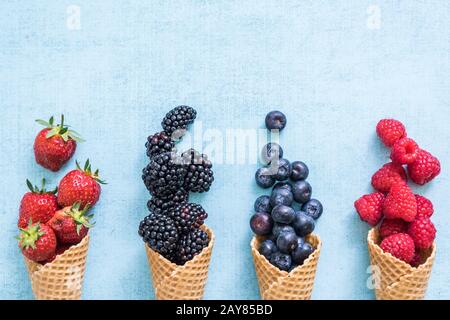 Waffel mit frischen Beeren, Eiscreme Stockfoto
