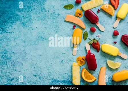 Erfrischender hausgemachter Popsicle von oben Stockfoto