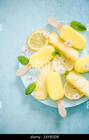 Zitrone und Ananas Eis am Stiel Stockfoto