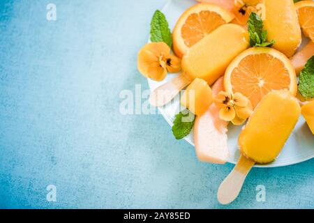 Orangefarbene Päpste mit frischen Früchten Stockfoto