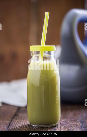 Grünes Smoothie-Getränk nach dem Training im Fitnessstudio Stockfoto