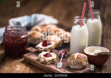 Cremiger Tee, heißer Kreuzbun Stockfoto