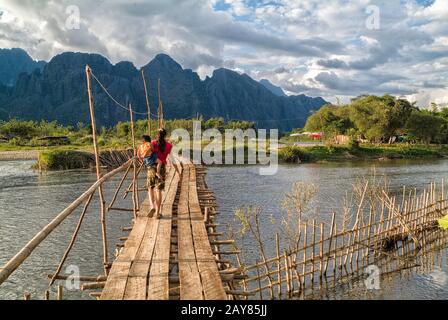 Holzbrücke über Nam Song River in Vang Vieng, Laos Stockfoto