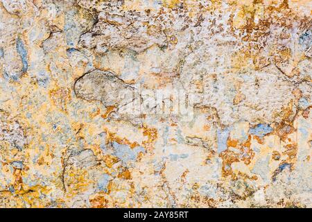 Strukturierter Hintergrund von mehrlagigen, abblätternden Farben an der Wand. Mischen verschiedener Farben von Farben in den gespaltenen Ebenen auf der sur Stockfoto