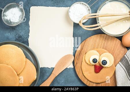 Rezept für Pfannkuchen mit lustigen Gesicht für Kinder Stockfoto