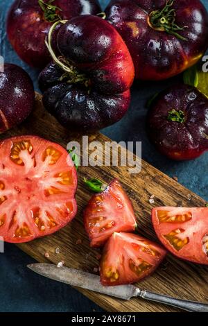 Zutaten für frische, gesunde Tomaten Salat Stockfoto