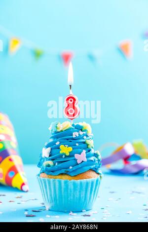 Achtes Cupcake zum 8. Geburtstag mit Kerze. Karten-Mockup. Stockfoto