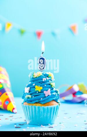 Neunte Geburtstag Cupcake mit Kerze. Karten-Mockup. Stockfoto