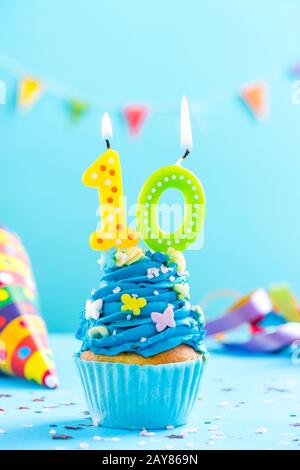 10. Geburtstag Cupcake mit Kerze. Karten-Mockup. Stockfoto