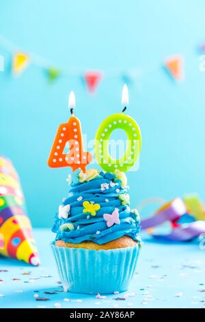 40. Geburtstag Kuchen mit Kerze. Karten-Mockup. Stockfoto