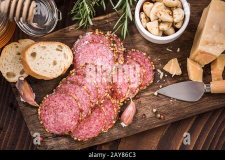 Würzig gepfefferte regionale Salamiwurst, Tapa-Bar-Essen Stockfoto