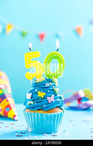 50. Geburtstag mit Kerzenschein. Karten-Mockup. Stockfoto
