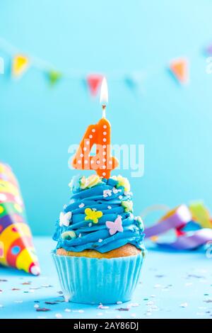 Viertes Cupcake zum vierten Geburtstag mit Kerze. Karten-Mockup. Stockfoto